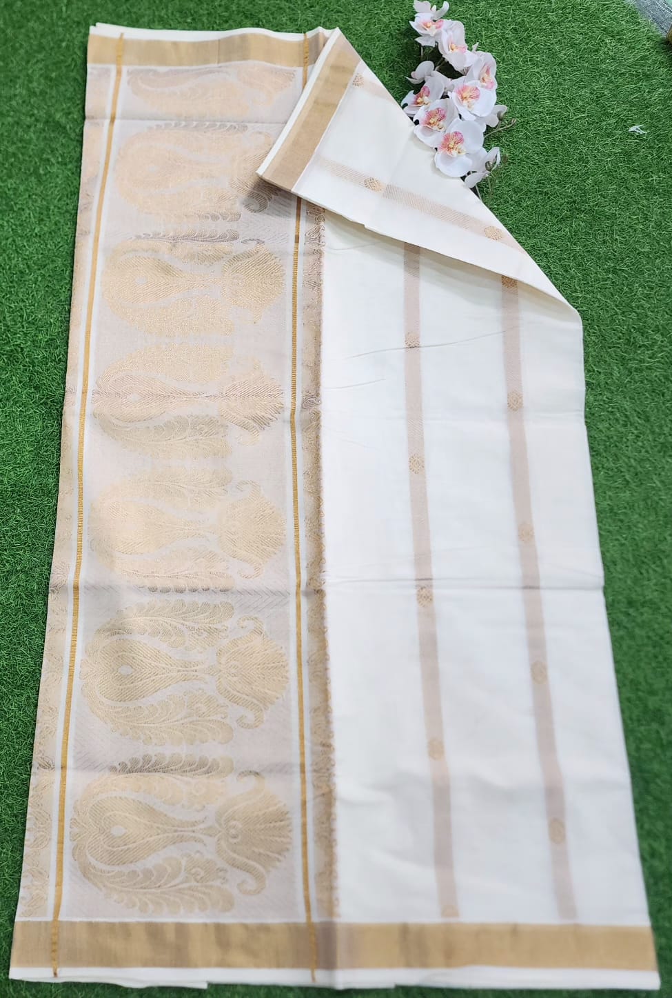Kerala cotton Rich Pallu Butti Body